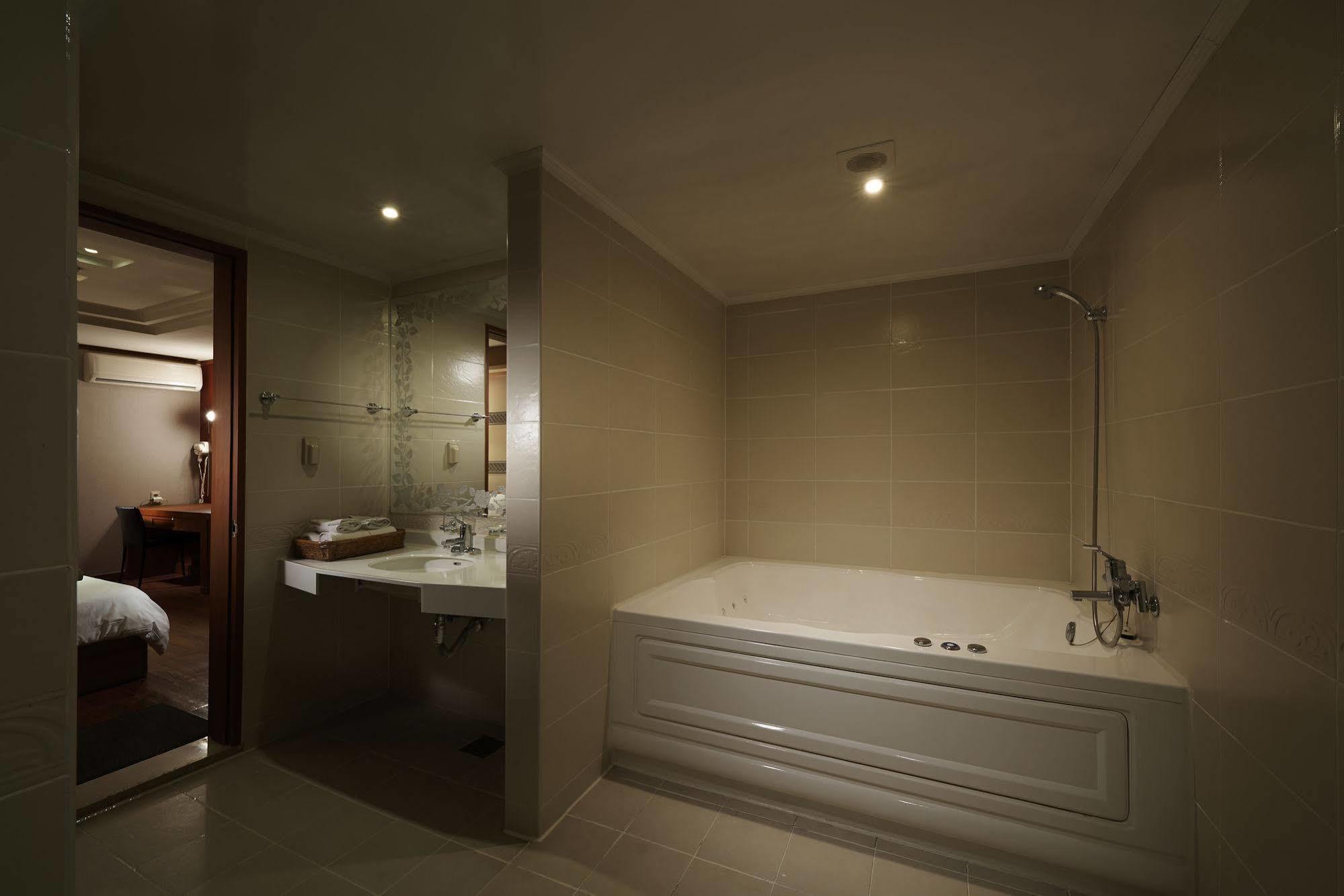 Hotel Noblesse, Yeoksam Seoul Exterior photo